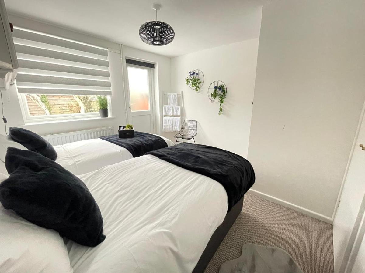 Lovely 1 Bed Home Near Hospital, With Parking & Garden Work Contractor Leisure, Sapphire Cambridge  Exterior photo